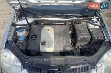 Хэтчбек Volkswagen Golf 2004 в 