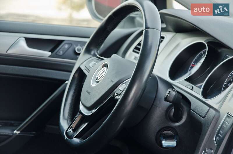 Універсал Volkswagen Golf 2015 в Сарнах