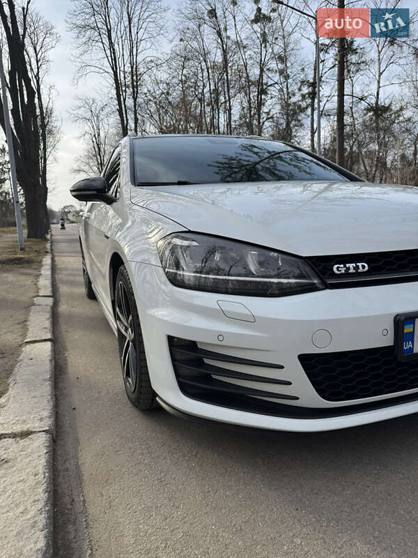 Універсал Volkswagen Golf 2015 в Чернівцях
