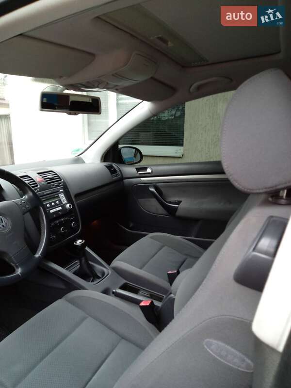 Хэтчбек Volkswagen Golf 2004 в Гайсине