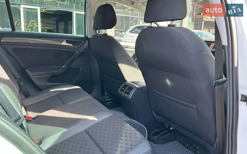 Хетчбек Volkswagen Golf 2018 в Чернівцях