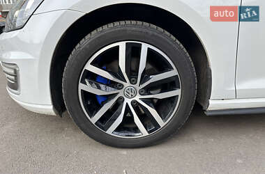 Хэтчбек Volkswagen Golf 2015 в 