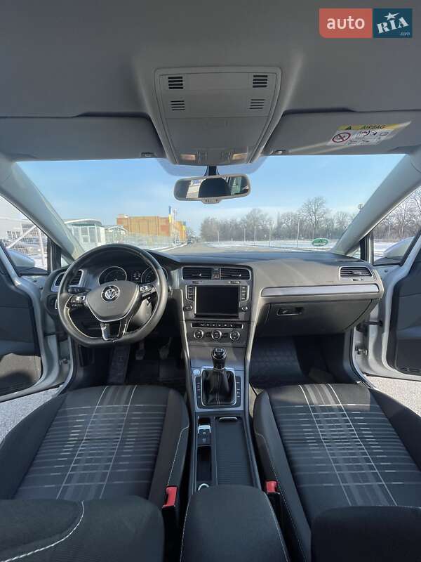 Універсал Volkswagen Golf 2015 в Дніпрі