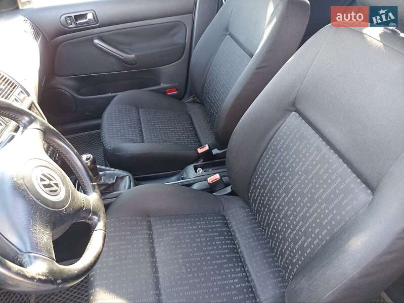 Хетчбек Volkswagen Golf 2001 в Вараші