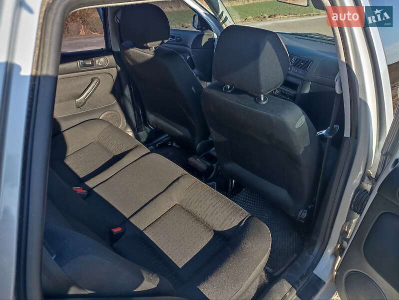 Хетчбек Volkswagen Golf 2001 в Вараші