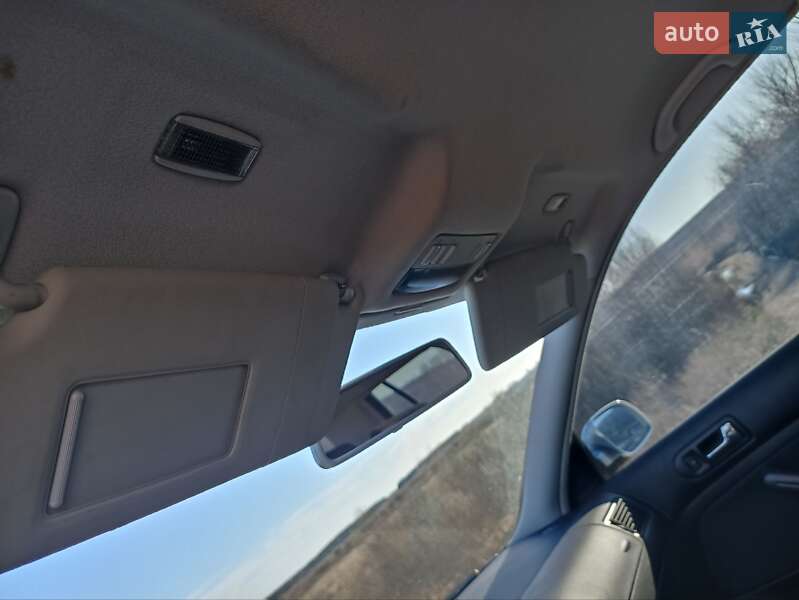 Хетчбек Volkswagen Golf 2001 в Вараші