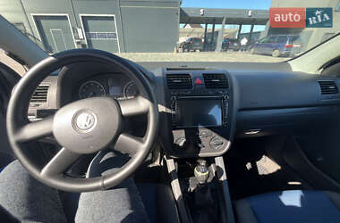 Хетчбек Volkswagen Golf 2005 в 