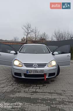 Хэтчбек Volkswagen Golf 2005 в 
