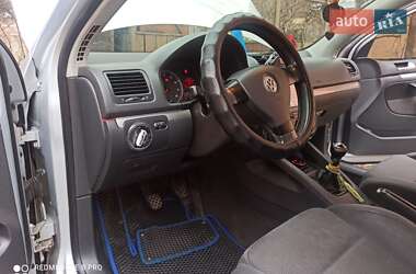 Хэтчбек Volkswagen Golf 2005 в 