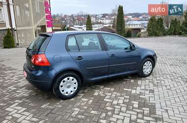 Хетчбек Volkswagen Golf 2004 в Чернівцях