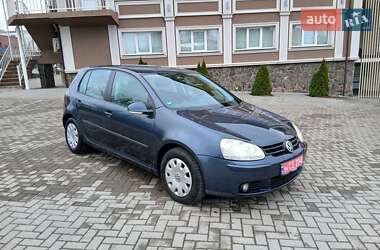 Хетчбек Volkswagen Golf 2004 в Чернівцях