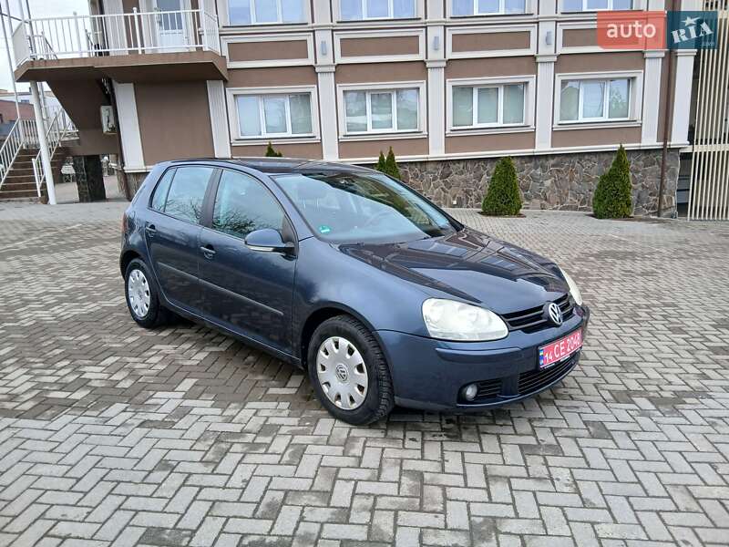 Хетчбек Volkswagen Golf 2004 в Чернівцях