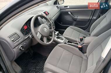 Хетчбек Volkswagen Golf 2004 в Чернівцях