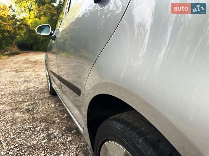 Хэтчбек Volkswagen Golf 2005 в Запорожье
