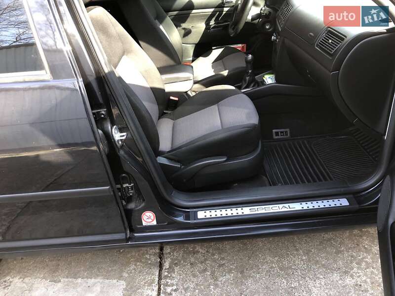 Хетчбек Volkswagen Golf 2003 в Дрогобичі
