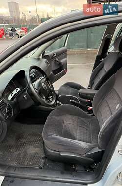 Хэтчбек Volkswagen Golf 2000 в 