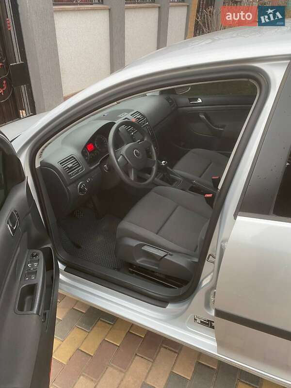 Хэтчбек Volkswagen Golf 2004 в Раздельной