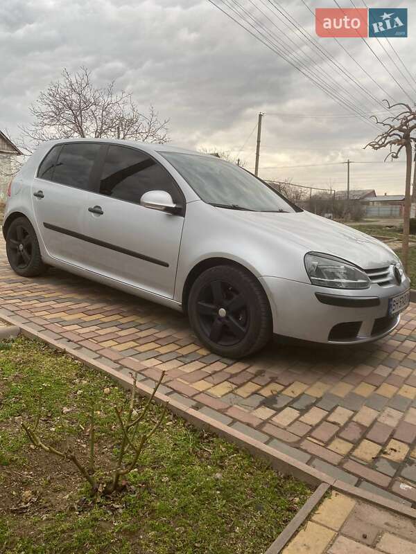 Хэтчбек Volkswagen Golf 2004 в Раздельной