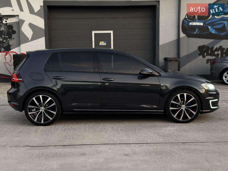 Хэтчбек Volkswagen Golf 2015 в Житомире