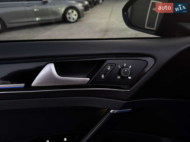 Хэтчбек Volkswagen Golf 2015 в Житомире