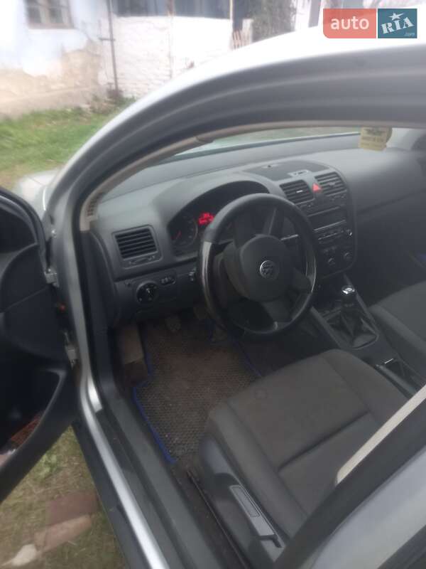 Хэтчбек Volkswagen Golf 2004 в Новом Буге