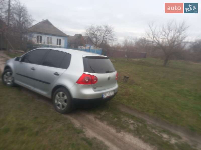 Хэтчбек Volkswagen Golf 2004 в Новом Буге