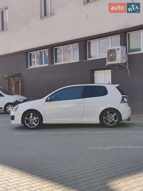 Хэтчбек Volkswagen Golf 2008 в Черновцах