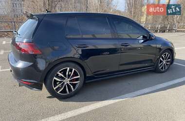Хетчбек Volkswagen Golf 2016 в 