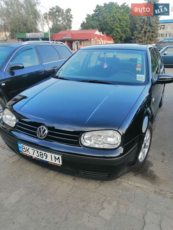 Хэтчбек Volkswagen Golf 2001 в 