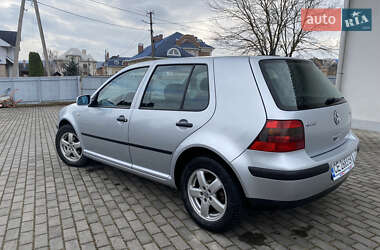 Хэтчбек Volkswagen Golf 2001 в 