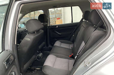 Хэтчбек Volkswagen Golf 2001 в 