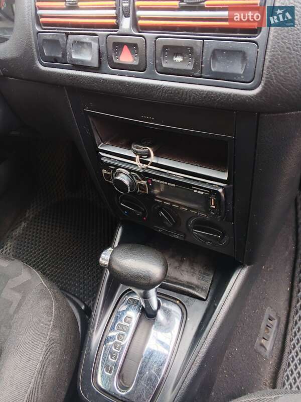 Хэтчбек Volkswagen Golf 2000 в Житомире