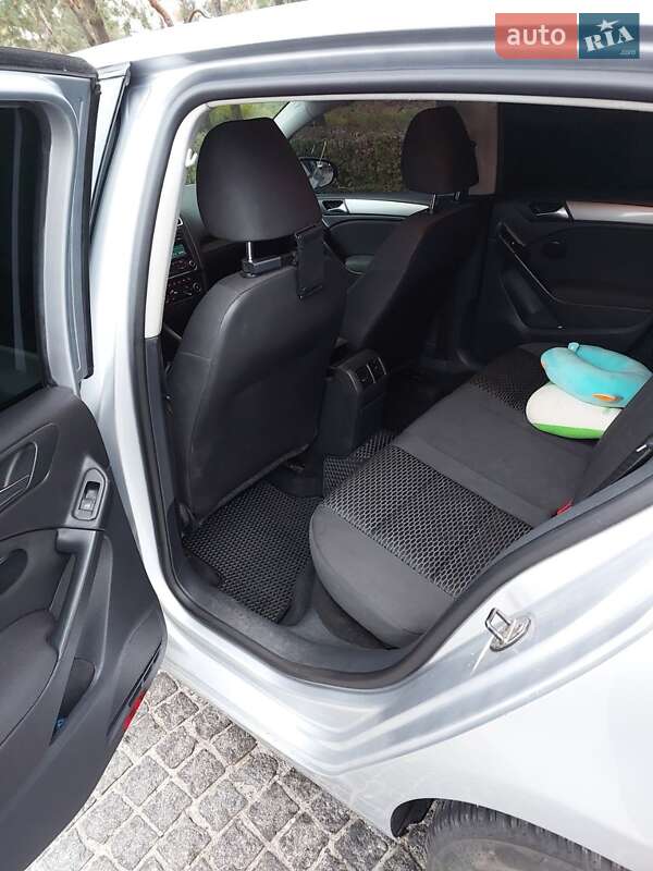 Хэтчбек Volkswagen Golf 2011 в Днепре