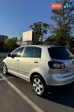 Хэтчбек Volkswagen Golf 2005 в 