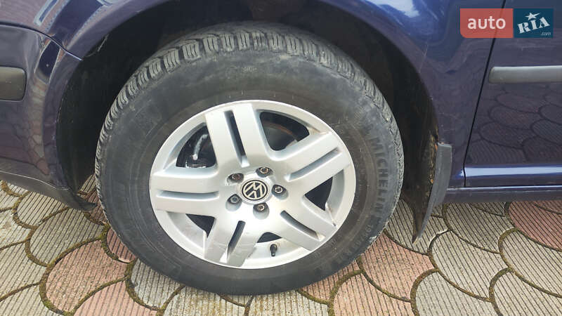 Хетчбек Volkswagen Golf 2001 в Перегінське