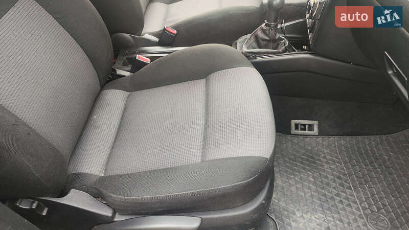 Хетчбек Volkswagen Golf 2001 в Перегінське