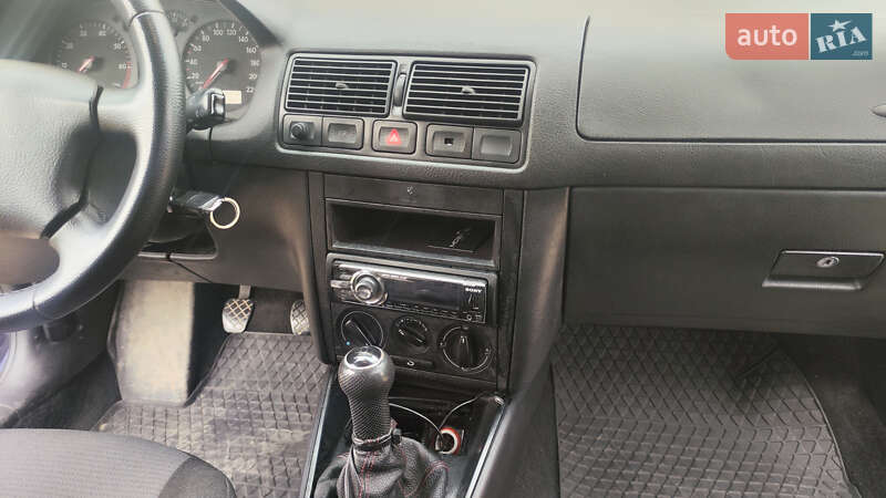 Хетчбек Volkswagen Golf 2001 в Перегінське