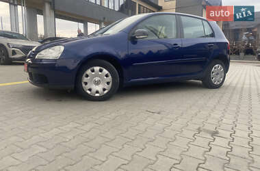 Хэтчбек Volkswagen Golf 2005 в 