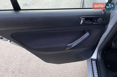 Хэтчбек Volkswagen Golf 2003 в 