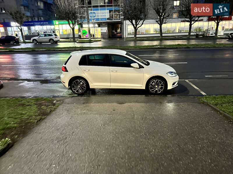 Хетчбек Volkswagen Golf 2020 в 