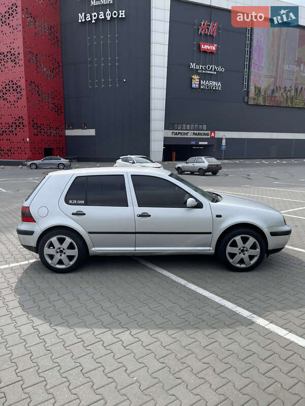 Хэтчбек Volkswagen Golf 2001 в Киеве