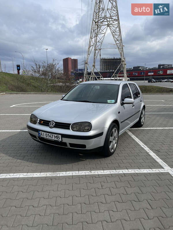 Хэтчбек Volkswagen Golf 2001 в Киеве