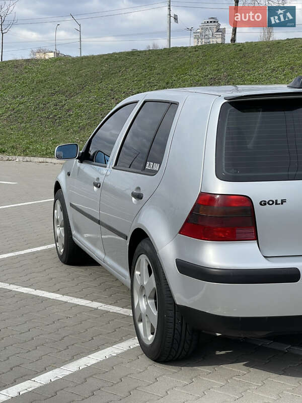 Хэтчбек Volkswagen Golf 2001 в Киеве