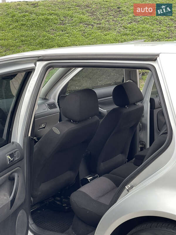 Хэтчбек Volkswagen Golf 2001 в Киеве