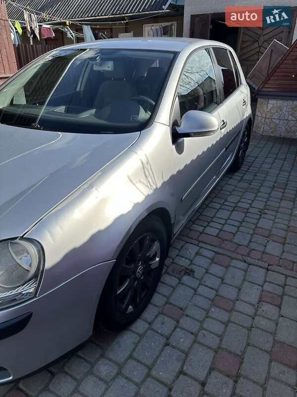 Хэтчбек Volkswagen Golf 2004 в Радивилове