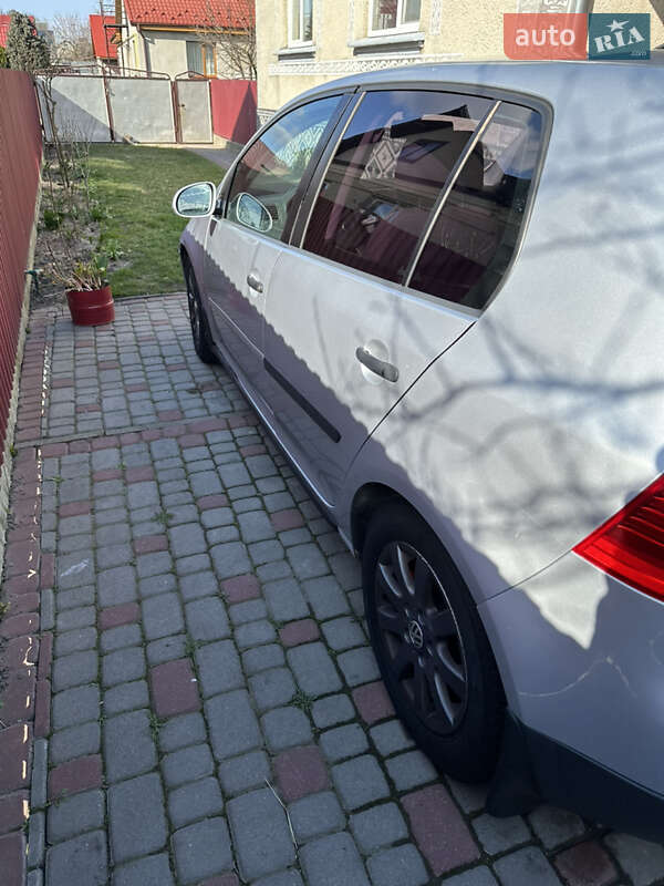 Хэтчбек Volkswagen Golf 2004 в Радивилове