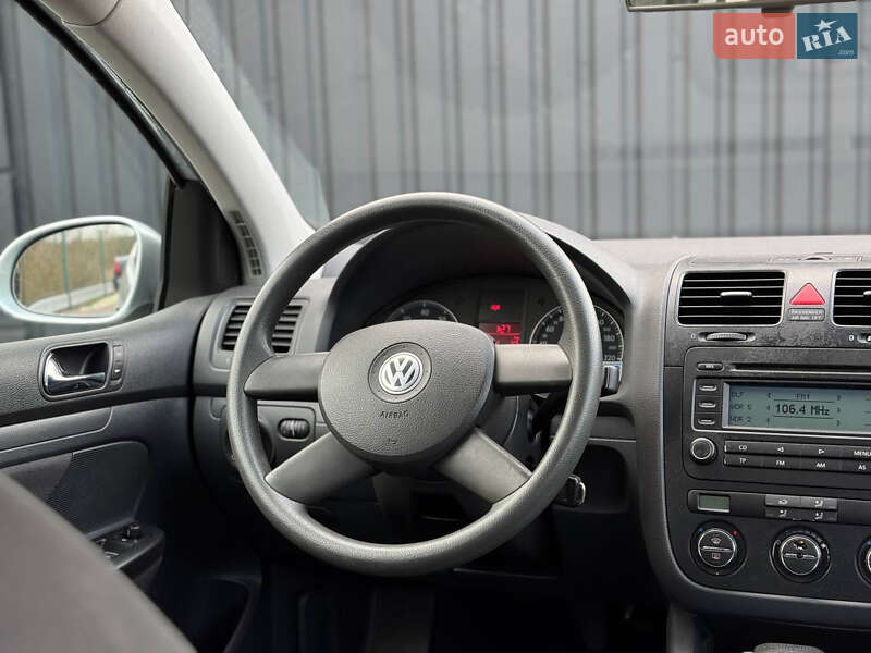 Хэтчбек Volkswagen Golf 2005 в Дрогобыче