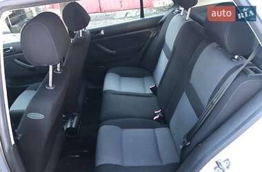 Хэтчбек Volkswagen Golf 2002 в 