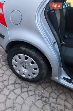 Хэтчбек Volkswagen Golf 2002 в 