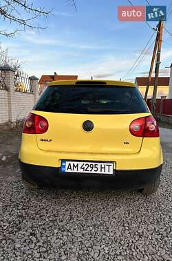 Хэтчбек Volkswagen Golf 2005 в 